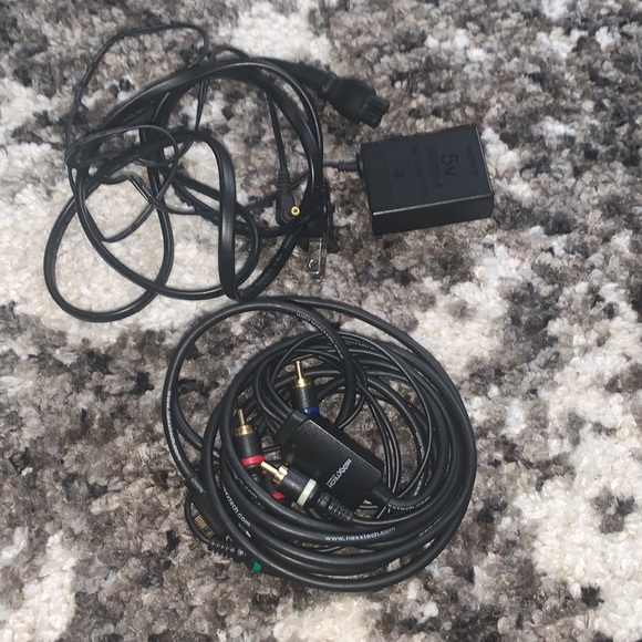 PSP Bundle with 7 games + case and extra disc holder and TV cables - Picture 5 of 7